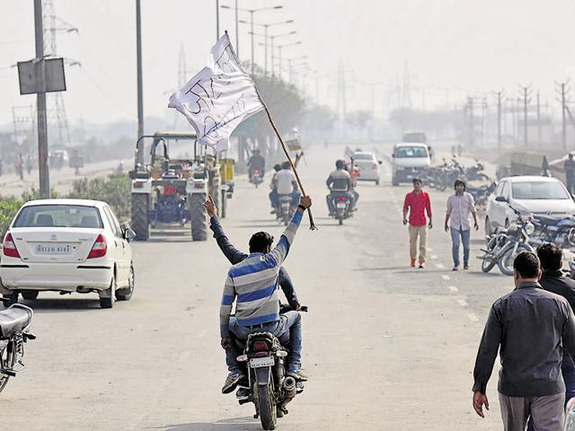 Jat protesters on the Rohtak Road in Sampla, on February(Ravi Choudhary/Hindustan Times)