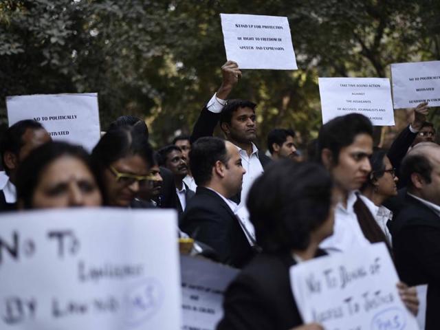 Lawyers assaulting a journalist outside Patiala House Court in New Delhi. (Hindustan Times) Lawyers assaulting a journalist outside Patiala House Court in New Delhi. (Hindustan Times)