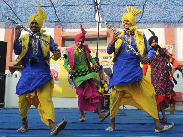 Artistes performing during the Virasat Mela in Bathinda on Saturday.(HT PHOTO) Artistes performing during the Virasat Mela in Bathinda on Saturday.(HT PHOTO)
