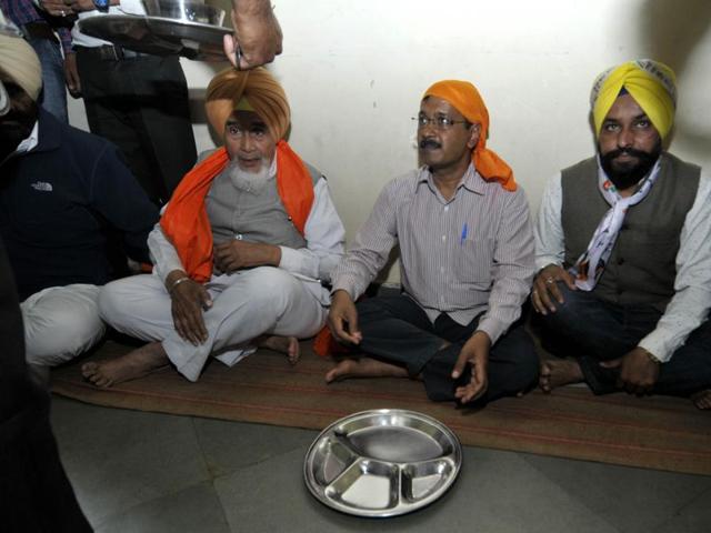 Kejriwal having Langar at a gurdwara in Bhikhiwind village. (Ravi Kumar/HT)