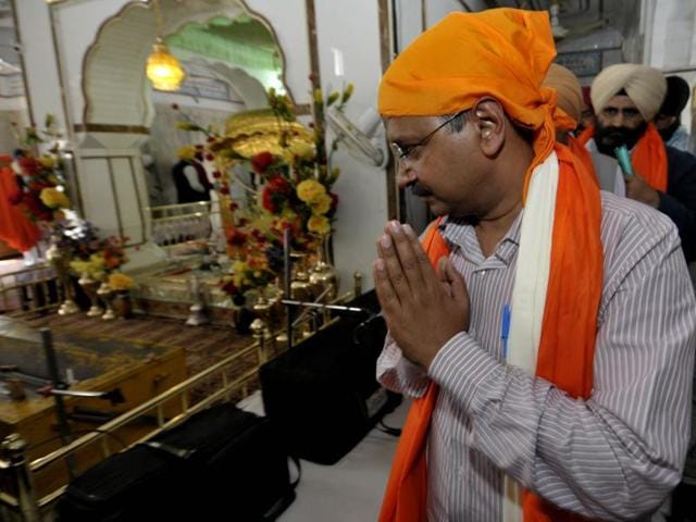 Delhi CM and AAP convener Arvind Kejriwal paying obeisance at a gurdwara in Bhikhiwind village on Saturday. (Ravi Kumar/HT)