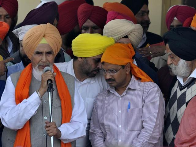 Delhi CM Arvind kejriwal along with senior party cadre during a public meeting at a gurdwara in Bhikhiwindvillage in Tarn Taran district on Saturday. (Ravi Kumar/HT)