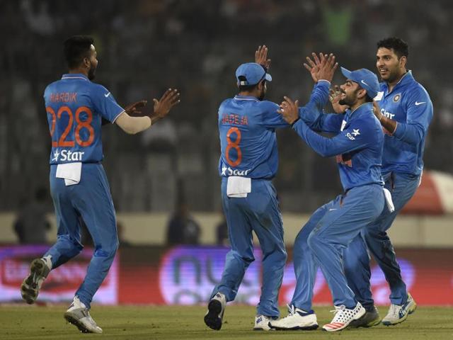 India’s Ravindra Jadeja (2L) celebrates with teammates after the dismissal of Pakistan’s Sarfraz Ahmed. (AFP Photo) 