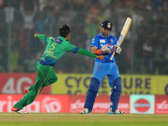 Pakistan’s Mohammad Amir celebrates the dismissal of India’s Suresh Raina. (AFP Photo) 