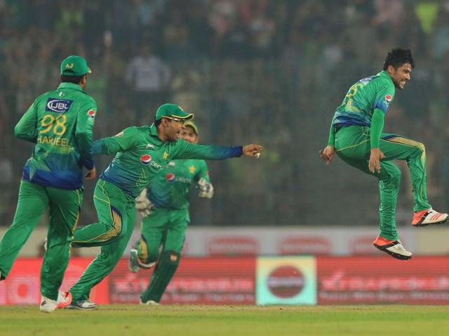 Pakistan’s Mohammad Amir celebrates with teammates the dismissal of Suresh Raina. (AFP Photo) 