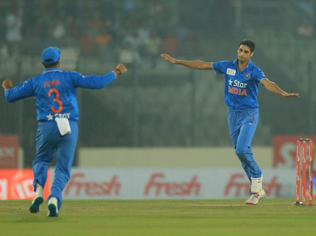 Ashish Nehra (R) celebrates after the dismissal of Pakistan’s Mohammad Hafeez. (AFP Photo) 
