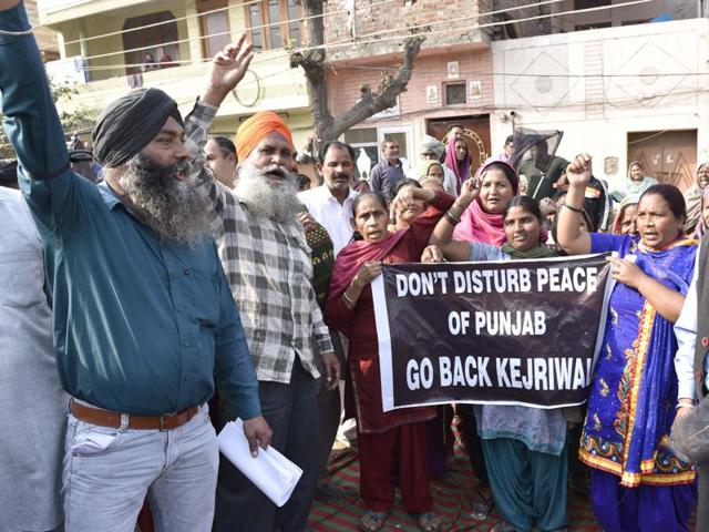 Residents showing black flags to Arvind Kejriwal during his visit to Maqboolpura. (Gurpreet Singh/HT)