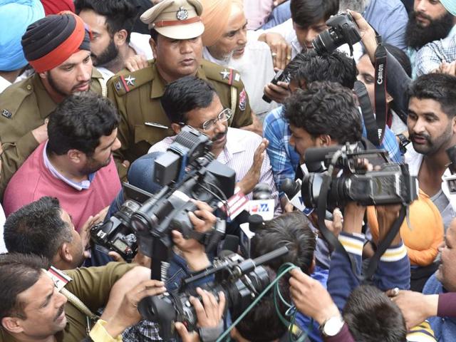 Arvind Kejriwal interacting with mediapersons after visiting the Maqboolpura area of Amristar on Saturday. (Gurpreet Singh/HT)