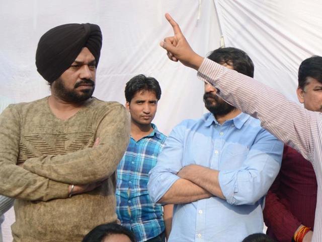 Arvind Kejriwal along with state Congress leaders Gurpreet Ghuggi, Bhagwant Mann and Sanjay Singh during an interaction with widows at Maqboolpura area of Amritsar on Saturday. (Gurpreet Singh/HT)