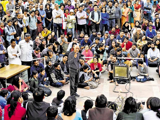 Students and members of faculty at a lecture on nationalism at JNU on Friday.(Vipin Kumar/HT Photo)