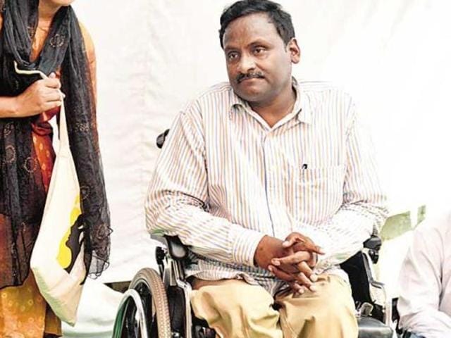 Delhi University professor GN Saibaba (centre) is lodged in Nagpur jail after police booked him for alleged links with Maoists.(Agency Photo)