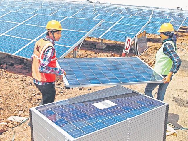 The upcoming Budget will likely see a raft of incentives to boost solar panel manufacturing in the country.(HT Photo)