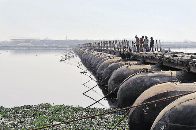 A bridge across the Yamuna for visitors. (Saumya Khandelwal/HT Photo)