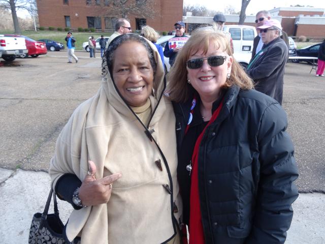 Sheila Bronfman (R) while campaigning with the Arkansas Travelers (HT Photo)