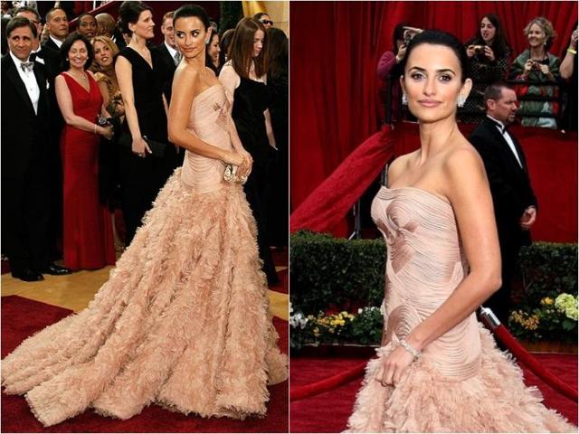 Penelope Cruz oozed confidence in her extravagant Atelier Versace dress in 2007. (Pinterest)