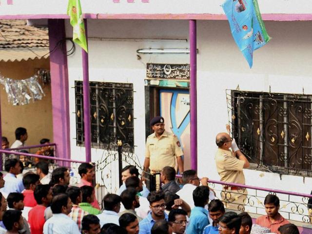 Police inspecting the house where a 35-year-old man killed 14 of his family members and then committed suicide in the Kasarwadavli area in Thane on Sunday.(PTI) Police inspecting the house where a 35-year-old man killed 14 of his family members and then committed suicide in the Kasarwadavli area in Thane on Sunday.(PTI)