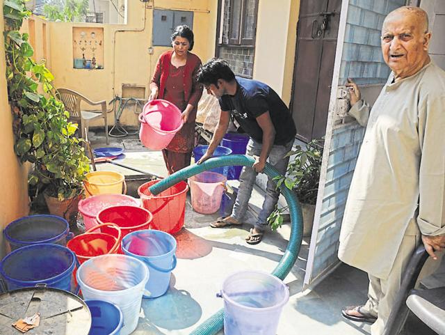 Situation to remain critical for four more days as the raw water supply to Gurgaon is still short by 60%.(Parveen Kumar/HT Photo) Situation to remain critical for four more days as the raw water supply to Gurgaon is still short by 60%.(Parveen Kumar/HT Photo)