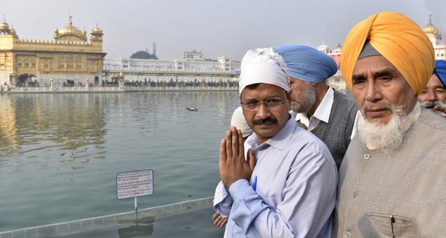Aam Aadmi Party convener Arvind Kejriwal with party colleagues at Golden Temple in Amritsar on Sunday. (Gurpreet Singh/HT )