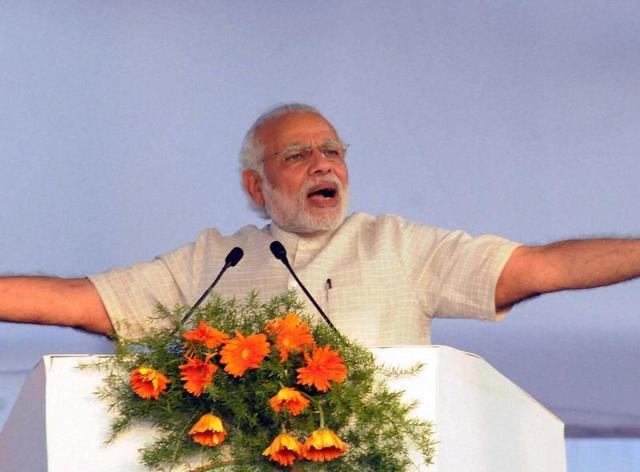 Prime Minister Narendra Modi with MP B. S. Yeddyurappa at the Kisan rally in Belgaum,Karnataka, on Saturday, February 27, 2016.(PTI)