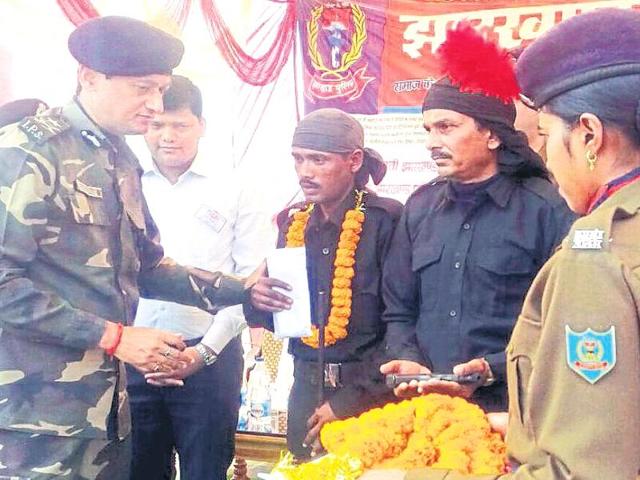 Two Maoist rebels surrender along with their weapons before police in Chatra on Sunday.(HT Photo) Two Maoist rebels surrender along with their weapons before police in Chatra on Sunday.(HT Photo)