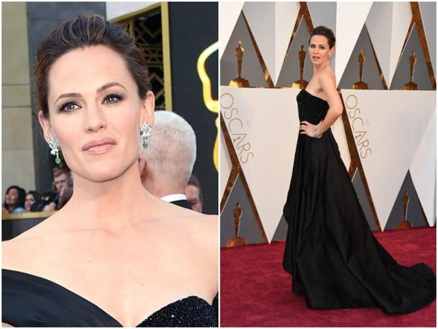 Jennifer Garner gets her elegant game on in his black gown. Something like Angelina Jolie wore a few years ago with that emerald earring. (Agencies)