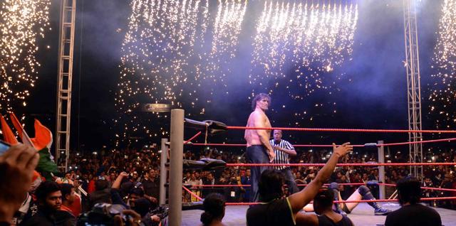 The drama surrounding Khali’s injuries in the first fight and his vow to bounce back added to the hype in Dehradun. And the crowd loved every minute of it. (HT Photo)