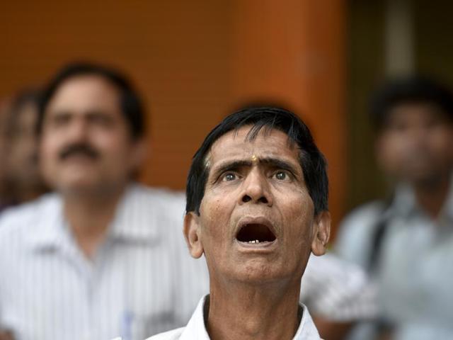 People watch a digital screen showing FM Arun Jaitley delivering his Budget speech at Parliament in New Delhi, at the Bombay Stock Exchange (BSE) in Mumbai. Jaitley proposed to eliminate 13 government cesses. (Kunil Patil/ HT Photo) 