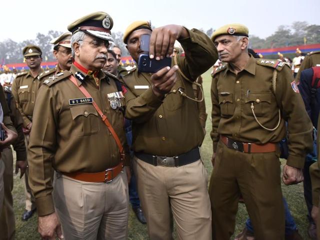 BS Bassi poses for a selfie with a policeman at Parade Ground. (Arun Sharma/HT Photo) 