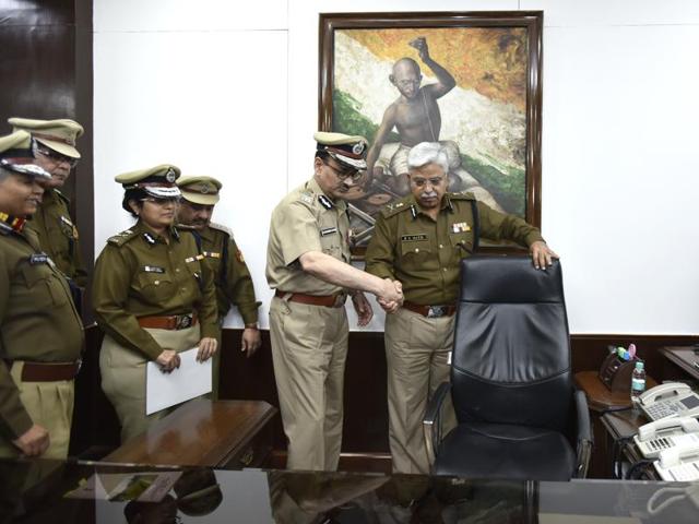 Newly-appointed police commissioner Alok Kumar Verma takes charge from BS Bassi. (Arun Sharma/HT Photo) 