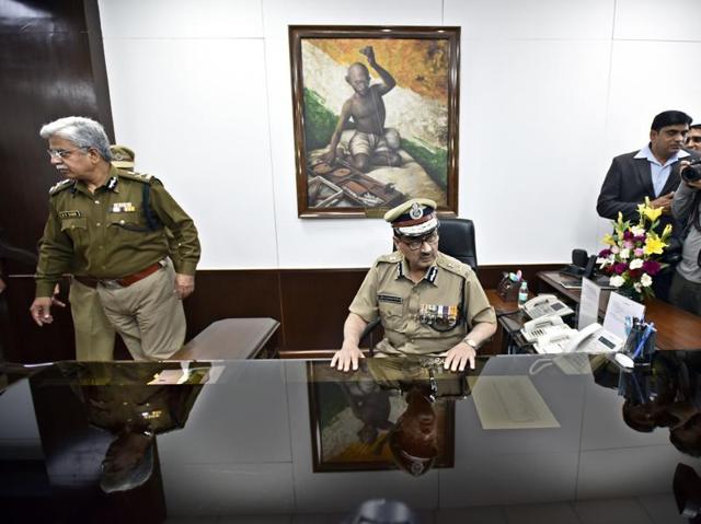 BS Bassi with newly-appointed police commissioner Alok Kumar Verma. (Arun Sharma/HT Photo) 