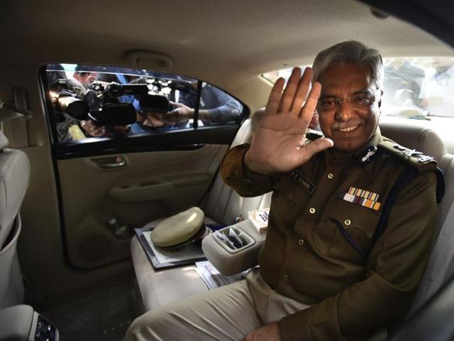 Bassi leaves the police headquarters with the entire top brass bidding him farewell. (Arun Sharma/HT Photo) 