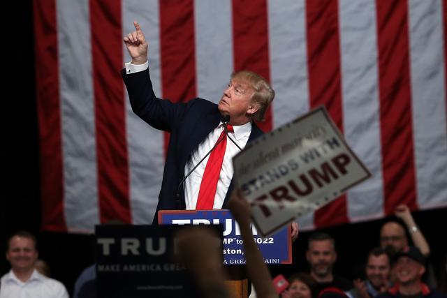 Donald Trump speaks to South Carolina voters. In a veiled jab to Trump, Buffett called the Republican frontrunners’ understandings about the American economy as “dead wrong” (AFP Photo) Donald Trump speaks to South Carolina voters. In a veiled jab to Trump, Buffett called the Republican frontrunners’ understandings about the American economy as “dead wrong” (AFP Photo)