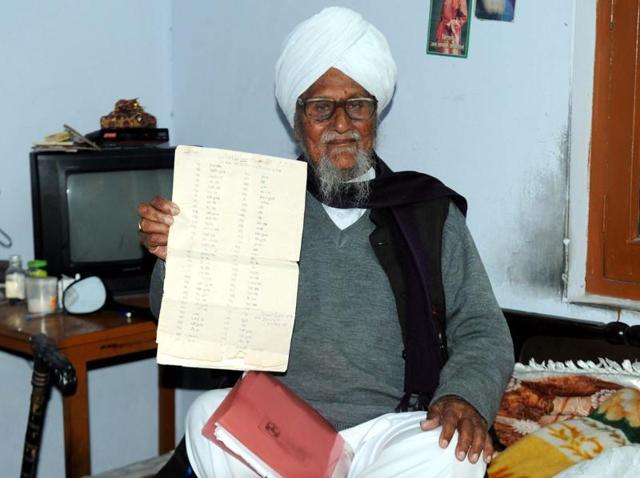Mohan Singh, 97, showing a document at his Urban Estate residence in Patiala.(Bharat Bhushan/HT)