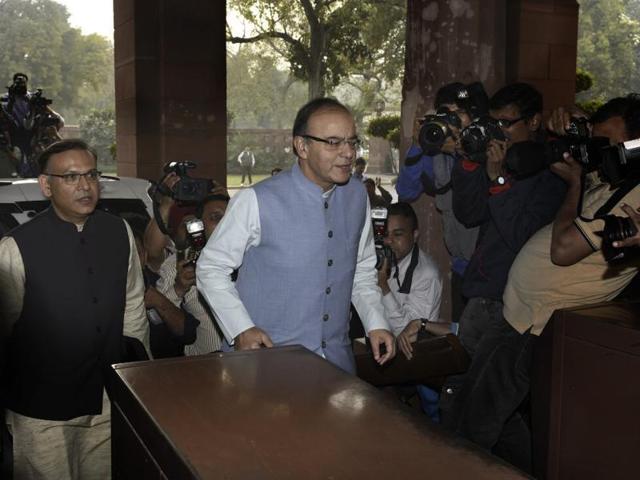 Union Finance Minister Arun Jaitley arrives at the Parliament to present the General Budget.(Mohd Zakir/HT Photo)