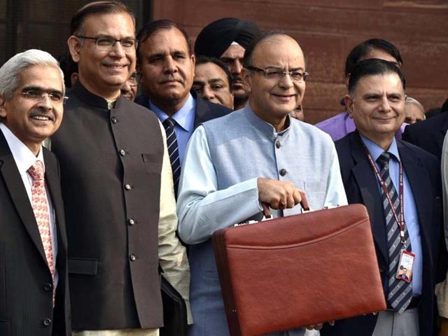 Union finance minister Arun Jaitley and Jayant Sinha, MOS. arrive at Parliament House to present General Budget in New Delhi on Monday, February 29, 2016.(Arvind Yadav/ HT Photo)