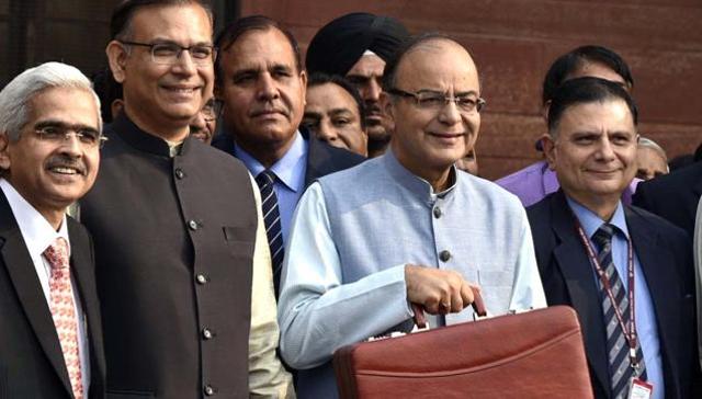 Union Finance Minister Arun Jaitley leaving from the finance ministry to present the General Budget at Parliament House in New Delhi on Monday.(Arvind Yadav/Hindustan Times)