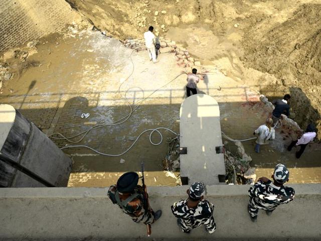 Security personnel stand guard near a portion of Munak Canal that was damaged by Jat protesters. (Vipin Kumar/HT Photo) Security personnel stand guard near a portion of Munak Canal that was damaged by Jat protesters. (Vipin Kumar/HT Photo)