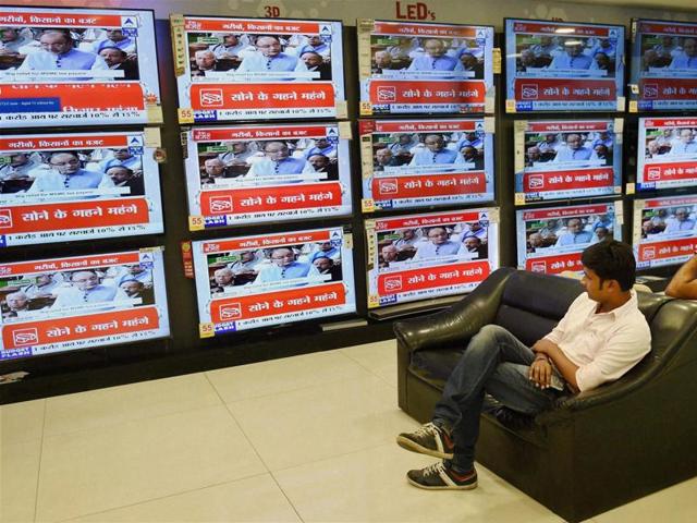 An electronics showroom in Mumbai has TVs tuned into Finance Minister Arun Jaitley’s budget speech on Monday.(PTI) An electronics showroom in Mumbai has TVs tuned into Finance Minister Arun Jaitley’s budget speech on Monday.(PTI)