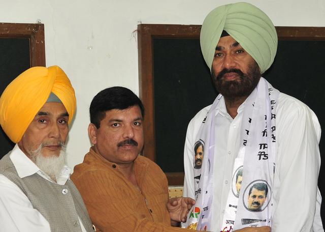 Former Arjuna Award winner basketball player Sajjan Singh Cheema (Third from left) with Aam Admi Party leaders at Press Club in Chandigarh. (Keshav Singh/HT) Former Arjuna Award winner basketball player Sajjan Singh Cheema (Third from left) with Aam Admi Party leaders at Press Club in Chandigarh. (Keshav Singh/HT)