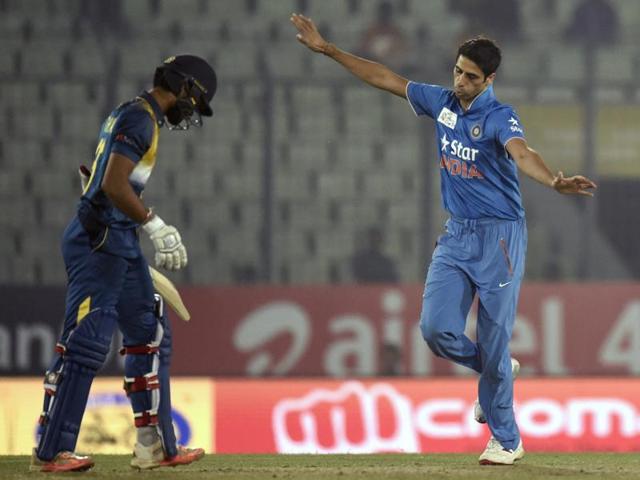 Ashish Nehra (R) reacts after his dismissal of Dinesh Chandimal (L). (AFP Photo) 