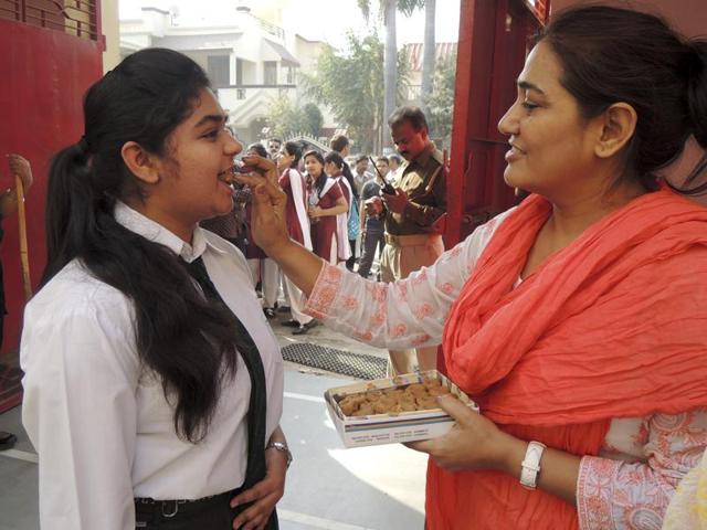 School teachers wish good luck to CBSE examinees outside an examination centre in Lucknow on Tuesday. The exams will end on April 22. (Deepak Gupta/HT photo) School teachers wish good luck to CBSE examinees outside an examination centre in Lucknow on Tuesday. The exams will end on April 22. (Deepak Gupta/HT photo)