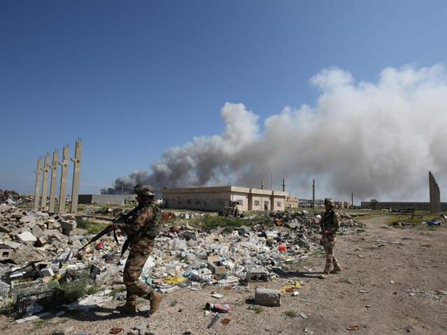 Iraqi soldiers patrol the site of an army position where an attack was carried out by the Islamic State (IS) group jihadists in the Abu Ghraib area, west of the Iraqi capital Baghdad. (AFP Photo) Iraqi soldiers patrol the site of an army position where an attack was carried out by the Islamic State (IS) group jihadists in the Abu Ghraib area, west of the Iraqi capital Baghdad. (AFP Photo)