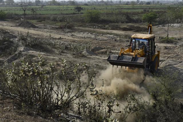 Passages are being made along the banks by levelling and shifting the debris. (Saumya Khandelwal/ HT Photo) Passages are being made along the banks by levelling and shifting the debris. (Saumya Khandelwal/ HT Photo)