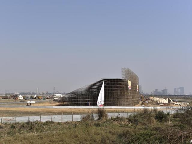 Just as one takes the DND Flyway towards Noida or Mayur Vihar from Ashram or Sarai Kale Khan, the colossal construction work stands out on the left. (Saumya Khandelwal/HT Photo) Just as one takes the DND Flyway towards Noida or Mayur Vihar from Ashram or Sarai Kale Khan, the colossal construction work stands out on the left. (Saumya Khandelwal/HT Photo)