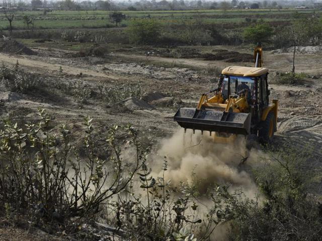 Passages being made along the banks by levelling and using debris. A plea by Yamuna activist Manoj Misra challenging the event in the National Green Tribunal stated how “illegal and unauthorised dumping & construction in the active flood plains of river Yamuna in the NCR of Delhi is taking place over some 25 hectares upstream of DND flyway”. (Saumya Khandelwal/HT Photo) Passages being made along the banks by levelling and using debris. A plea by Yamuna activist Manoj Misra challenging the event in the National Green Tribunal stated how “illegal and unauthorised dumping & construction in the active flood plains of river Yamuna in the NCR of Delhi is taking place over some 25 hectares upstream of DND flyway”. (Saumya Khandelwal/HT Photo)