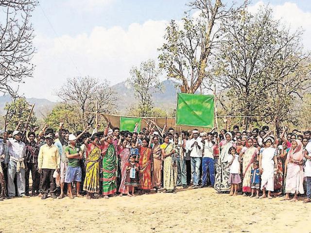 Gurabandha villagers protest near Kurian village against government’s move to lease emerald mining to outsiders in Ghatsila sub-division on Tuesday.(HT photo)