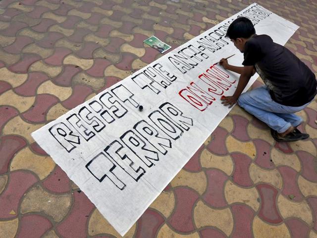 Protesters in Srinagar hold a banner in solidarity with JNU students.(HT Photo) Protesters in Srinagar hold a banner in solidarity with JNU students.(HT Photo)