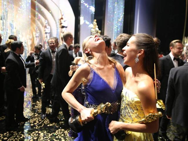 Look at her having a real BFF moment with Best Supporting Actress Award winner Alicia Vikander. (Matt Sayles/Invision/AP)