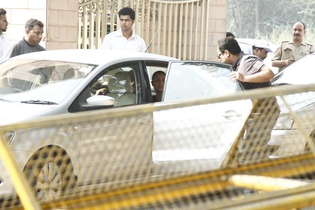 Shah Rukh Khan Attends Father In Law S Funeral In Delhi Hindustan Times Father in law on japan family daughter in law. shah rukh khan attends father in law s