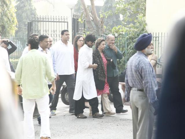 Bollywood actor Shah Rukh Khan and his mother in law, Savita Chhibber arrive at the cremation of SRK’s father in law, Colonel Ramesh Chandra Chibba at Lodhi Road crematorium, South Delhi, on March 02, 2016. (Waseem Gashroo/Hindustan Times) 